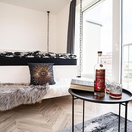 Zeppelin Studio With An Industrial View - Brno Apartamento Exterior foto